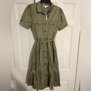 Full button short sleeve green midi dress with tiered bottom size Medium